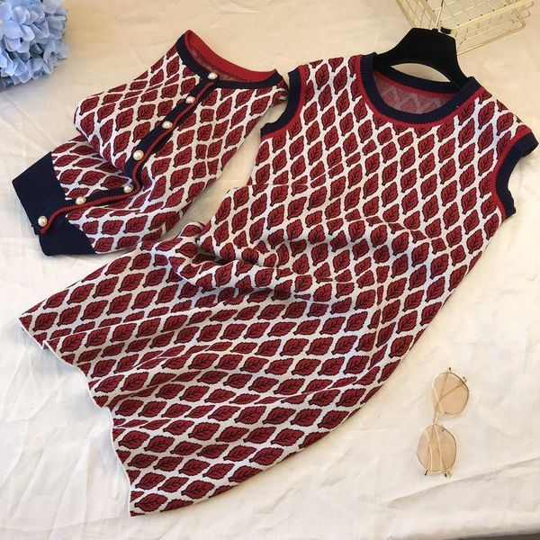 two piece dress 2021 winter round-neck knitted cardigans + woman leaf rhombic jacquard chequered two-piece suit ol casual set, White
two piece dress 2021 winter round-neck knitted cardigans + woman leaf rhombic jacquard chequered two-piece suit ol casual set, White