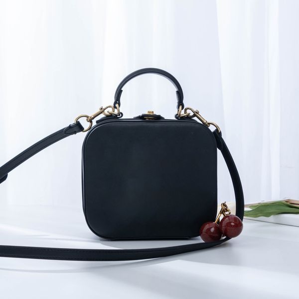 big space cross bags shoulderbags luxury design fashion handbags genuine leather and alloy trendy wallets women purse shoppingbags streetbag
big space cross bags shoulderbags luxury design fashion handbags genuine leather and alloy trendy wallets women purse shoppingbags streetbag