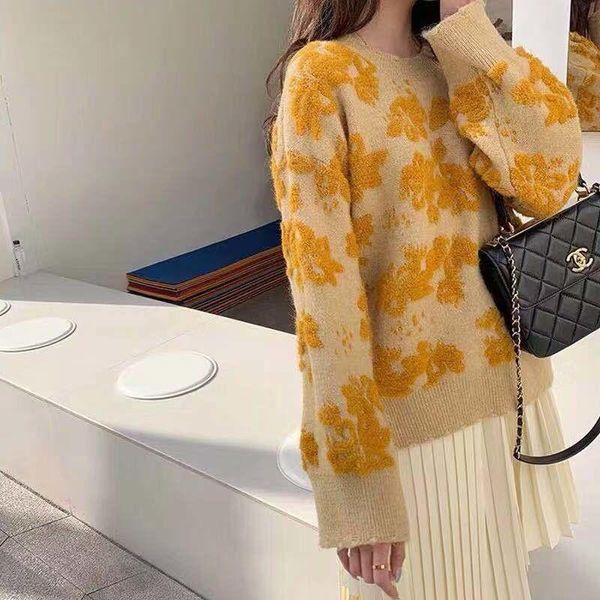 women's sweaters 2021 autumn and winter round neck three-dimensional flower contrast color set, White;black
women's sweaters 2021 autumn and winter round neck three-dimensional flower contrast color set, White;black