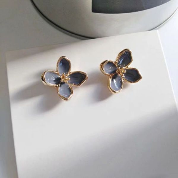 gentle and elegant white clover two color oil dripping flower earrings / ear clip, Black
gentle and elegant white clover two color oil dripping flower earrings / ear clip, Black