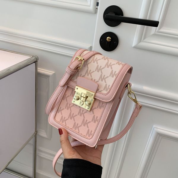 design jewelry small female new fashion printed vertical mobile phone net red texture color matching letter lock messenger bag
design jewelry small female new fashion printed vertical mobile phone net red texture color matching letter lock messenger bag