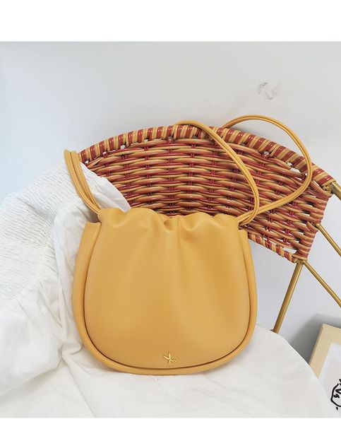 design hand korean pleated versatile women's single shoulder cross satchel 2021 new fashion belt cloud bag, Red;black
design hand korean pleated versatile women's single shoulder cross satchel 2021 new fashion belt cloud bag, Red;black