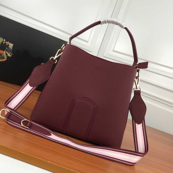 luxury designer vintage messenger bag leather large capacity bucket urban taste minimalist handbag
luxury designer vintage messenger bag leather large capacity bucket urban taste minimalist handbag