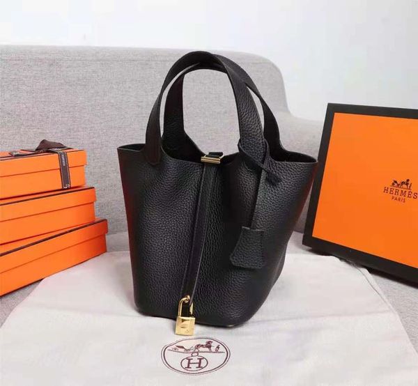 2021 women totes handbag luxurious designers bags vegetable basket shoulder with original box and serial number 18cm/22cm
2021 women totes handbag luxurious designers bags vegetable basket shoulder with original box and serial number 18cm/22cm