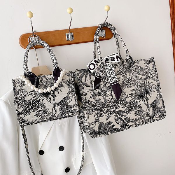 large capacity commuter tote women's 2021 new embroidery cotton linen canvas fashion printed portable shopping bag
large capacity commuter tote women's 2021 new embroidery cotton linen canvas fashion printed portable shopping bag