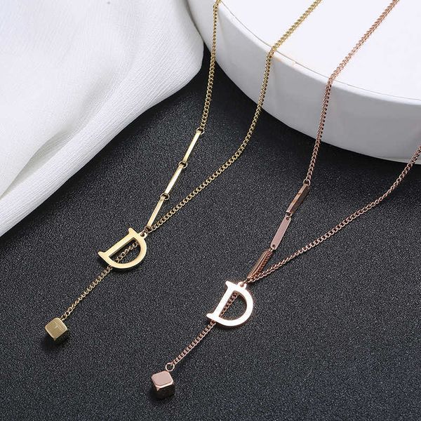women's d-shaped pendant necklace, luxury jewelry, made of steel and titanium, famous brand, classic design, Silver
women's d-shaped pendant necklace, luxury jewelry, made of steel and titanium, famous brand, classic design, Silver