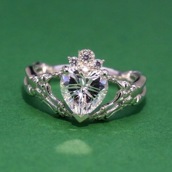 wedding rings hand holding heart-shaped clada crown ring european and american skull punk, Slivery;golden
wedding rings hand holding heart-shaped clada crown ring european and american skull punk, Slivery;golden