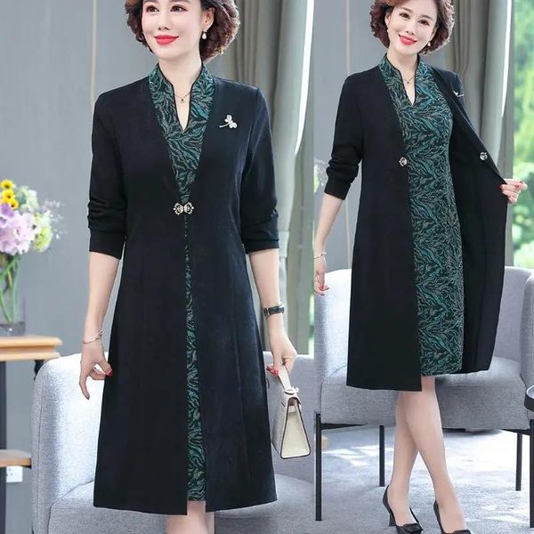 casual dresses spring autumn morther dress 2021 chinese style long cheongsam middle aged women fake two pieces eegant vestido xl-5xl 2346, Black;gray
casual dresses spring autumn morther dress 2021 chinese style long cheongsam middle aged women fake two pieces eegant vestido xl-5xl 2346, Black;gray
