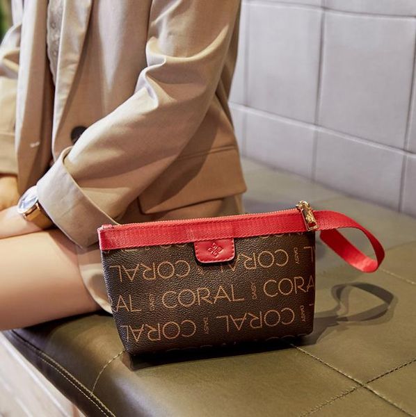 2021 summer fashion bags all-match casual outdoor printed wallet clutch lady bag
2021 summer fashion bags all-match casual outdoor printed wallet clutch lady bag