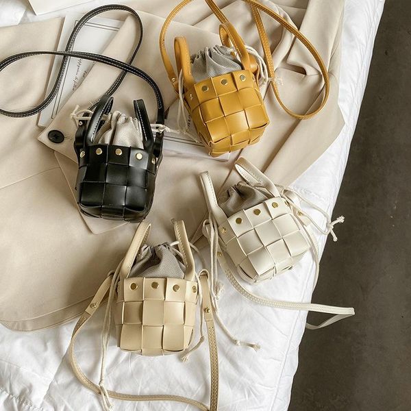 evening bags leather woven small waist for women bag weave rivets string 2021 trend chest pouch female be05281 
evening bags leather woven small waist for women bag weave rivets string 2021 trend chest pouch female be05281