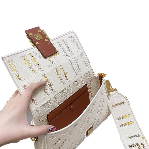 the new handbag in early spring can be bag carried on shoulder back or messenger which is simple and fashionable
the new handbag in early spring can be bag carried on shoulder back or messenger which is simple and fashionable