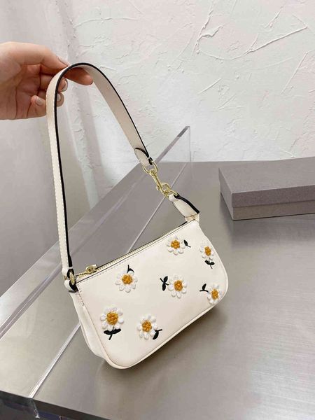 luxurys designers bag koujia embroidery small flower crescent mahjong white underarm bag single shoulder messenger bag with two long and sho
luxurys designers bag koujia embroidery small flower crescent mahjong white underarm bag single shoulder messenger bag with two long and sho