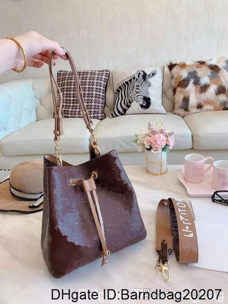 brand female fashionable joker draw string single shoulder oblique ku qiu dong drawstring bucket handbag designer luxury packag
brand female fashionable joker draw string single shoulder oblique ku qiu dong drawstring bucket handbag designer luxury packag