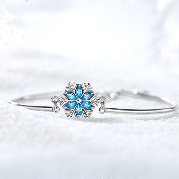 simple blue zircon women's japanese and korean small fresh christmas gift snowflake bracelet accessories, Golden;silver
simple blue zircon women's japanese and korean small fresh christmas gift snowflake bracelet accessories, Golden;silver