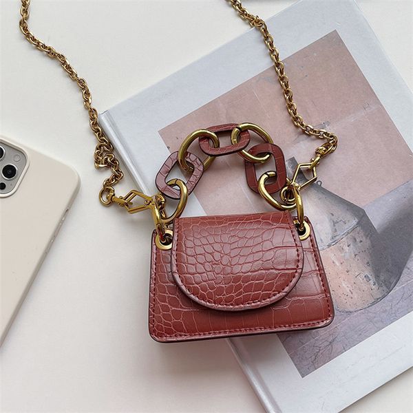 autumn and winter women's fashion popular one shoulder messenger bag texture chain hand c-rocodile pattern square mouth red bag
autumn and winter women's fashion popular one shoulder messenger bag texture chain hand c-rocodile pattern square mouth red bag