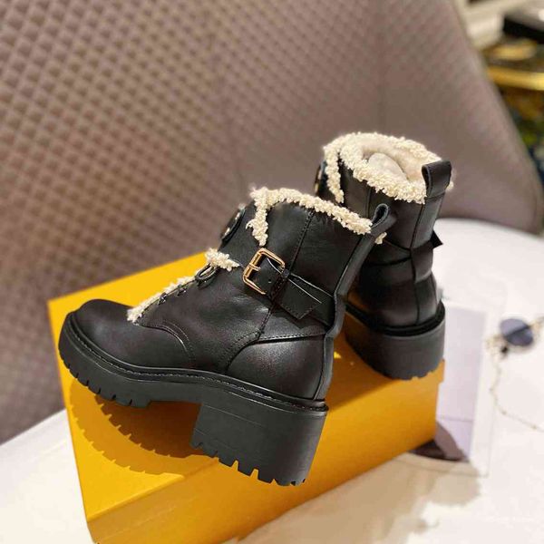 2021 designer boots women winter letter chain shoes leather low heel boot luxury fjking mid heel 5.5cm size: 35-40, Black
2021 designer boots women winter letter chain shoes leather low heel boot luxury fjking mid heel 5.5cm size: 35-40, Black