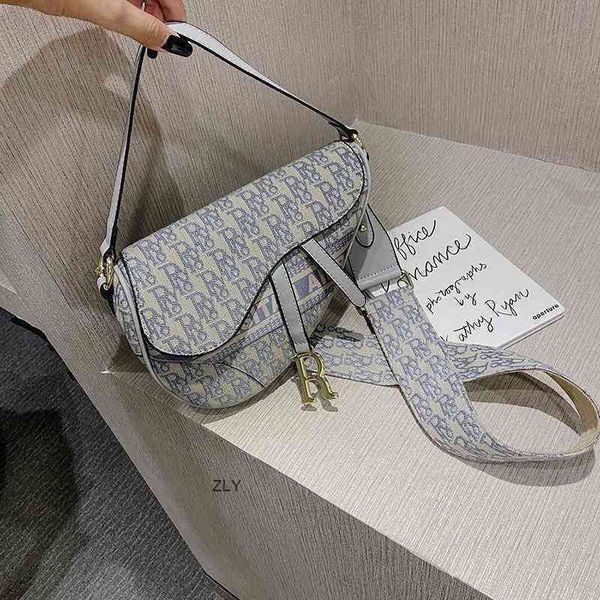 japanese and korean fashionable d-shape saddle bag versatile large capacity wide shoulder belt trend single shoulder messenger bag for zly
japanese and korean fashionable d-shape saddle bag versatile large capacity wide shoulder belt trend single shoulder messenger bag for zly