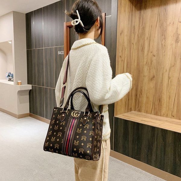 daily bag large capacity bag womens bag 2021 new summer fashion all-match western style shoulder messenger popular handbag
daily bag large capacity bag womens bag 2021 new summer fashion all-match western style shoulder messenger popular handbag