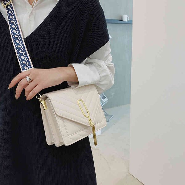 2022 factory wholesale new fashion texture women's this year's popular messenger literary design small square bag
2022 factory wholesale new fashion texture women's this year's popular messenger literary design small square bag