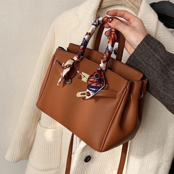 net red women's 2020 new fashion versatile foreign style messenger advanced atmosphere handbag
net red women's 2020 new fashion versatile foreign style messenger advanced atmosphere handbag