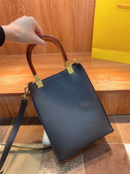 2021 fashion design rectangular tote bag small tortoiseshell handle personalized shoulder bags letter printing decoration solid color handba, Black;red
2021 fashion design rectangular tote bag small tortoiseshell handle personalized shoulder bags letter printing decoration solid color handba, Black;red