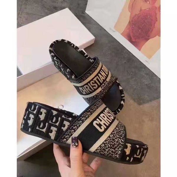 d family embroidered thick soled slippers 2021 summer new letter one line zlh, Black
d family embroidered thick soled slippers 2021 summer new letter one line zlh, Black
