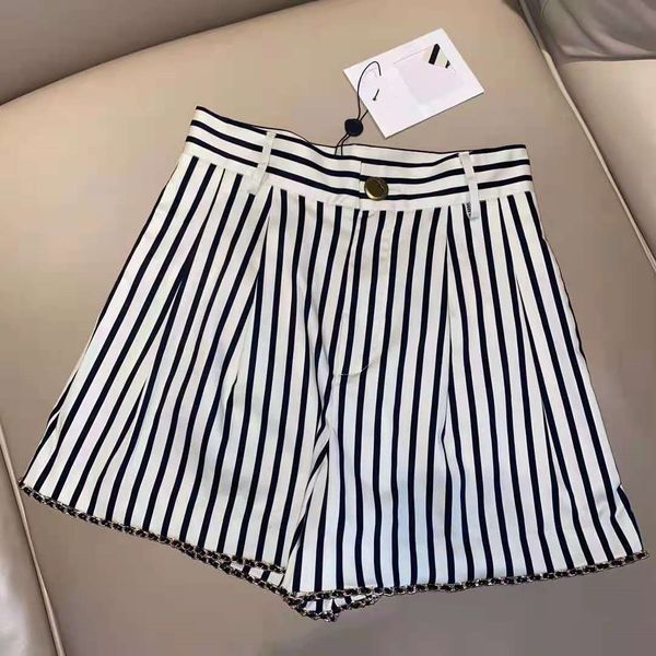 high version 21 spring summer new fashion small fragrance splicing hardware leather chain black and white stripe wide leg women's short, White;black
high version 21 spring summer new fashion small fragrance splicing hardware leather chain black and white stripe wide leg women's short, White;black