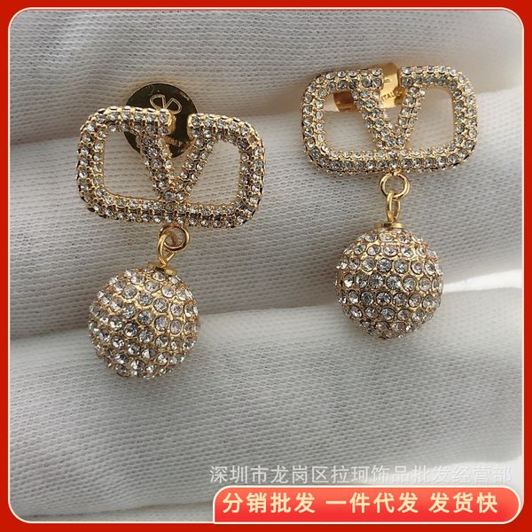 charms v-shaped letter brass gold-plated full diamond ball rhinestone earrings fashion ins high-quality, Golden
charms v-shaped letter brass gold-plated full diamond ball rhinestone earrings fashion ins high-quality, Golden