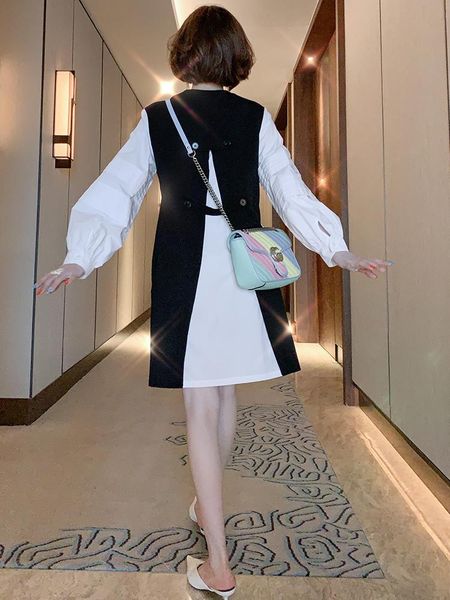 women's tracksuits fashion contrast color lantern sleeves straight and thin back split fake two-piece dress 2021 early autumn, Gray
women's tracksuits fashion contrast color lantern sleeves straight and thin back split fake two-piece dress 2021 early autumn, Gray
