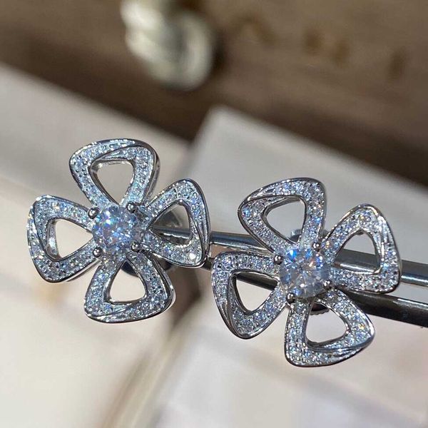 luxury quality v gold stud earring with diamond for women wedding jewelry gift have box stamp flower shape hollow ps3246a, Golden
luxury quality v gold stud earring with diamond for women wedding jewelry gift have box stamp flower shape hollow ps3246a, Golden