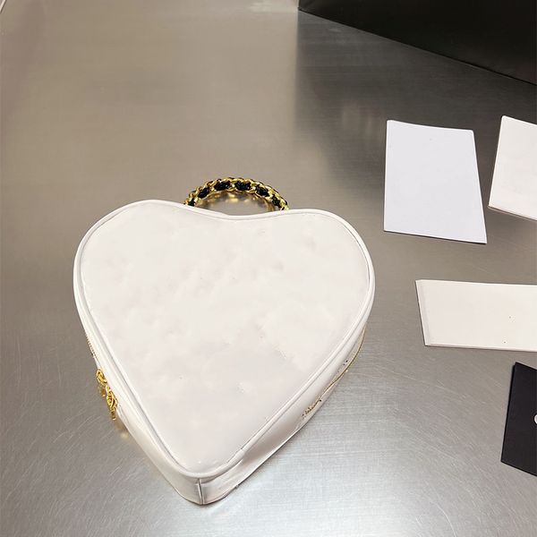 2022 spring and summer the new fashion bags heart-shaped handbag patent leather designer diamond lattice outdoor street sacoche
2022 spring and summer the new fashion bags heart-shaped handbag patent leather designer diamond lattice outdoor street sacoche