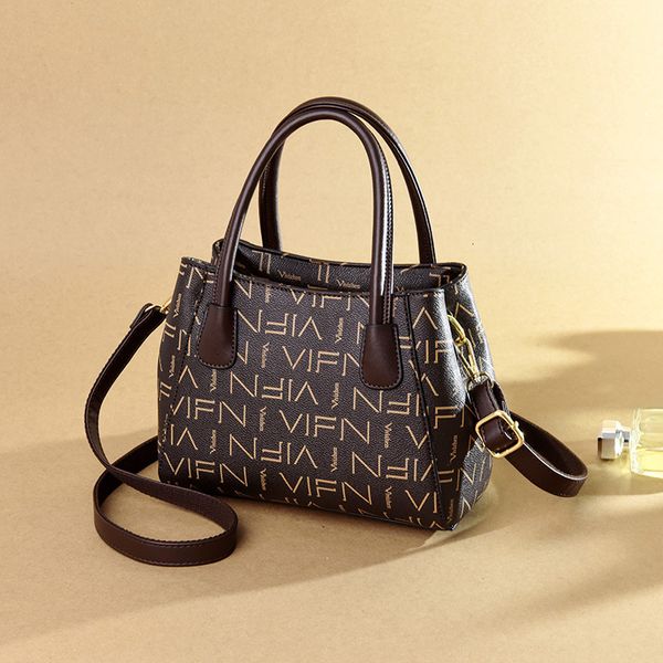 evening bag women's 2021 summer fashion printed letter cross shoulder large capacity middle aged handbag
evening bag women's 2021 summer fashion printed letter cross shoulder large capacity middle aged handbag