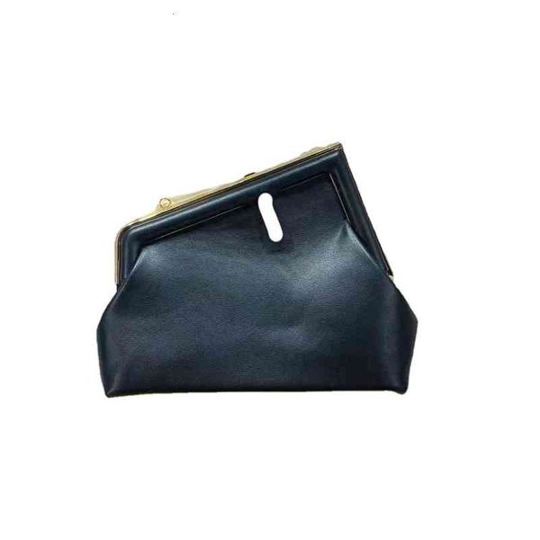 2021 f family soft leather women's bag star same dinner hand cloud clip single shoulder v, Red;black
2021 f family soft leather women's bag star same dinner hand cloud clip single shoulder v, Red;black