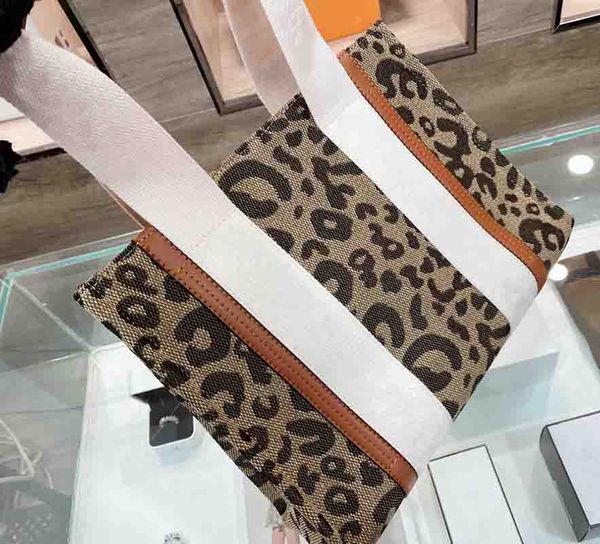 leopard print tote bag designers canvas handbag luxurys shoulder bags fashion large capacity patchwork leather purse
leopard print tote bag designers canvas handbag luxurys shoulder bags fashion large capacity patchwork leather purse