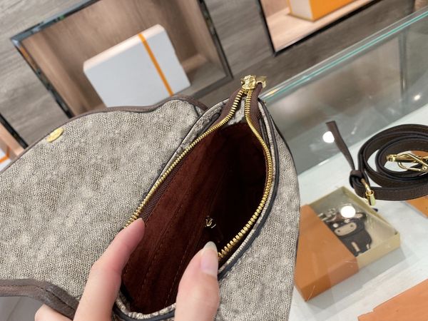 handbag luxurys bags designer tote bag branded crossbody pearl button shoulder his collocation two long straps capacity was very touch
handbag luxurys bags designer tote bag branded crossbody pearl button shoulder his collocation two long straps capacity was very touch