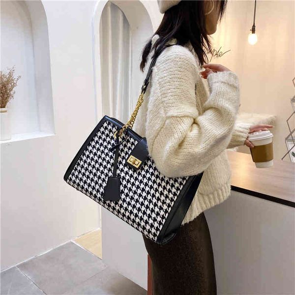 2022 factory wholesale new small women's autumn versatile simple single shoulder buckle large capacity handbag
2022 factory wholesale new small women's autumn versatile simple single shoulder buckle large capacity handbag