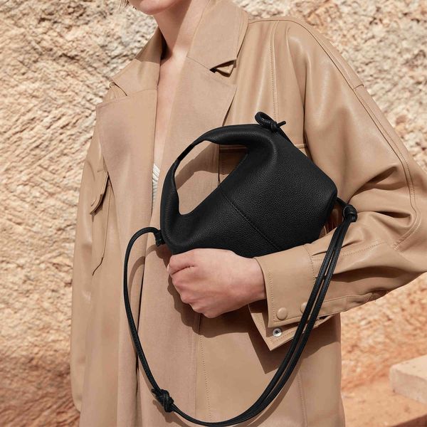 ins minority women's bag number 11 cowhide single shoulder messenger dumpling, Black;red
ins minority women's bag number 11 cowhide single shoulder messenger dumpling, Black;red