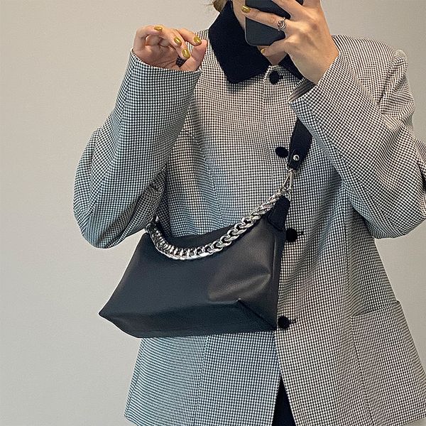 pu leather pure black women's shoulder bag cool fashion chain decoration women's handbag armpit zipper bags
pu leather pure black women's shoulder bag cool fashion chain decoration women's handbag armpit zipper bags