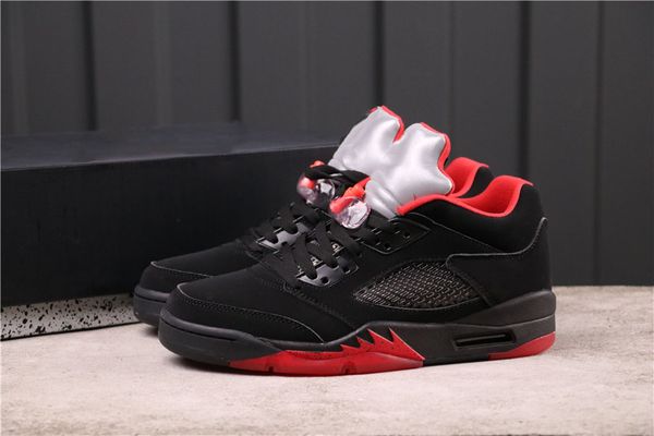 good quality jumpman 5 low alternate basketball shoes black new collaboration fashion sports zapatos sneakers ship with box
good quality jumpman 5 low alternate basketball shoes black new collaboration fashion sports zapatos sneakers ship with box