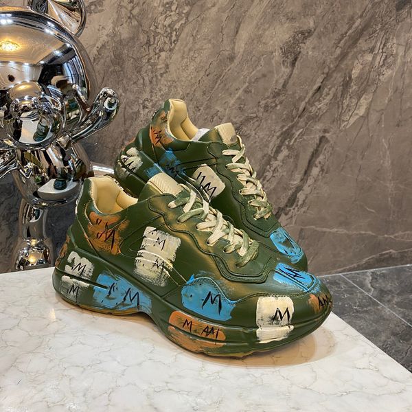 2021 rhyton fashion tongue height increase pencil drawing daddy shoes sneaker boots 6 colors genuine leather graffiti sport shoes 35-45, Black
2021 rhyton fashion tongue height increase pencil drawing daddy shoes sneaker boots 6 colors genuine leather graffiti sport shoes 35-45, Black