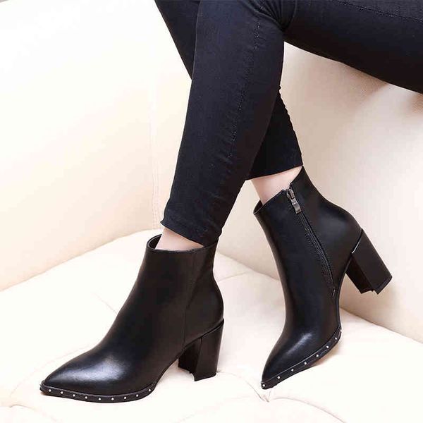 {category} new genuine leather party woman shoes large size ankle boots square heels 6cm pointed toe high heel riding h0104 p, Black
{category} new genuine leather party woman shoes large size ankle boots square heels 6cm pointed toe high heel riding h0104 p, Black