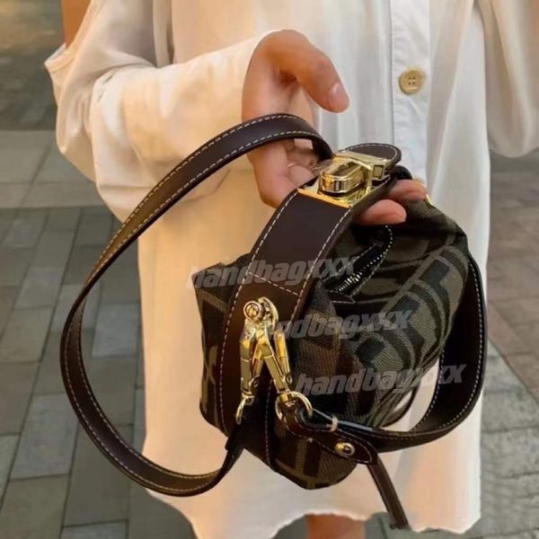 fashion classic high-end design lady shoulder bag handbag leather handbag purse
fashion classic high-end design lady shoulder bag handbag leather handbag purse