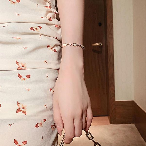 fashion luminous exquisite leaf earrings for women delicate microcrystal zircon temperament pendant accessories link, chain, Black
fashion luminous exquisite leaf earrings for women delicate microcrystal zircon temperament pendant accessories link, chain, Black