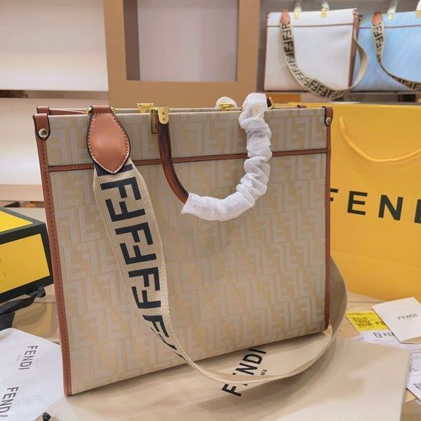 2021 new fashion canvas embroidered letter leisure shopping bag tot commuter bag one shoulder hand-held women's mommy messenger hand wa
2021 new fashion canvas embroidered letter leisure shopping bag tot commuter bag one shoulder hand-held women's mommy messenger hand wa