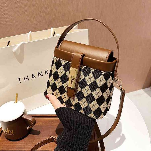2022 factory outlet portable small box bag women's autumn winter trendy and versatile one shoulder messenger bag gia5
2022 factory outlet portable small box bag women's autumn winter trendy and versatile one shoulder messenger bag gia5