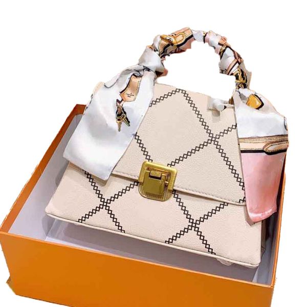 2022 new women's bag designer designs high-quality brand two-color pillow bag handbag with old flower pattern, the size is 26cm.
2022 new women's bag designer designs high-quality brand two-color pillow bag handbag with old flower pattern, the size is 26cm.