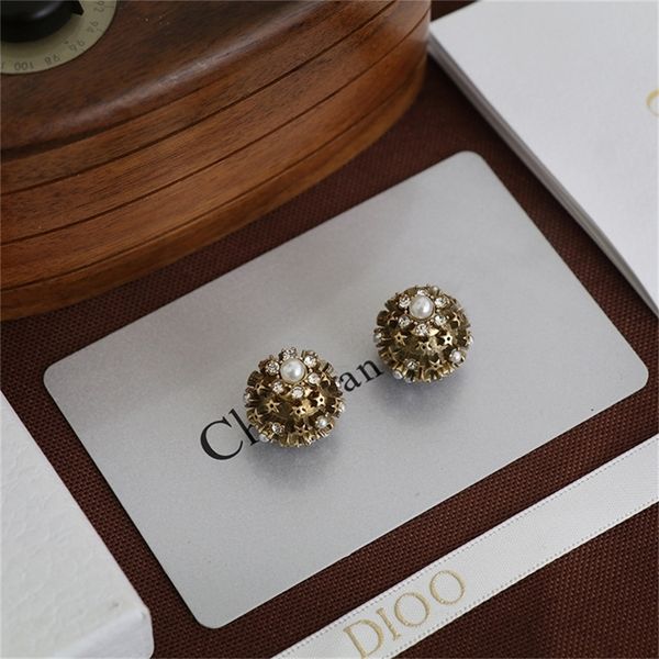 85% off factory clearance family pearl earrings, female fashion, old spherical red diamond earrings and earrings, Golden 
85% off factory clearance family pearl earrings, female fashion, old spherical red diamond earrings and earrings, Golden