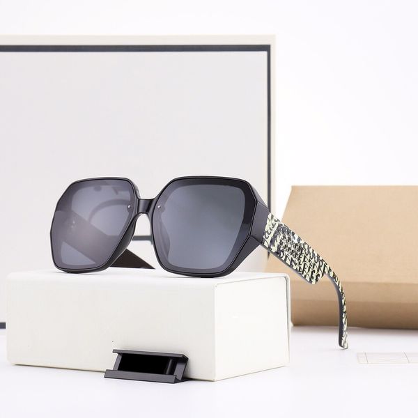 fashion designer sunglasses for women with big frame legs polarized lenses on summer vacation, White;black
fashion designer sunglasses for women with big frame legs polarized lenses on summer vacation, White;black