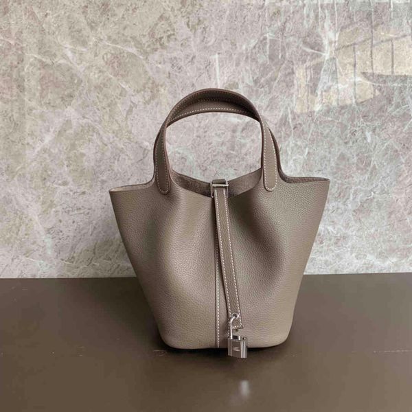 women design genuine leather handbag 2021 lychee pattern cowhide basket bag fashion portable leisure bucket bag with h letter
women design genuine leather handbag 2021 lychee pattern cowhide basket bag fashion portable leisure bucket bag with h letter