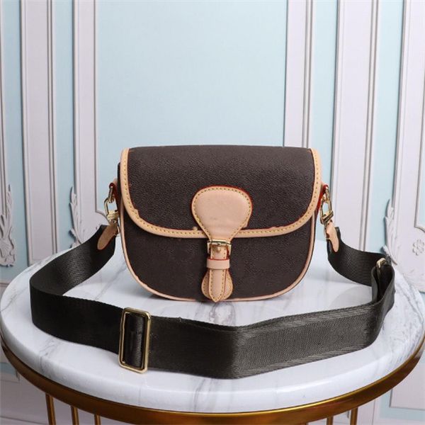 2021 luxury fashion clamshell bag small handbag famous brand designer messenger shoulder leather chain lady 1217 165
2021 luxury fashion clamshell bag small handbag famous brand designer messenger shoulder leather chain lady 1217 165